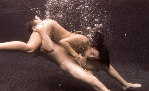 水中セックス画像 009