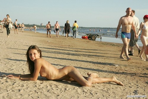 ヌーディストビーチにいた美少女のヌード画像 063