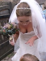 結婚式ハプニング 画像49枚！パンチラや胸チラ、風でスカートふわりしてる海外の花嫁たちがウケるｗｗｗｗｗ｜ 外国人エロ画像