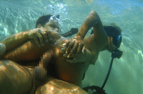 水中セックス 画像035