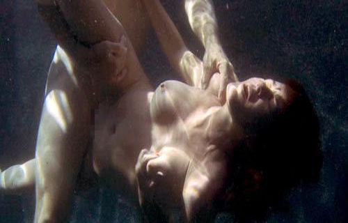 水中セックス 画像088